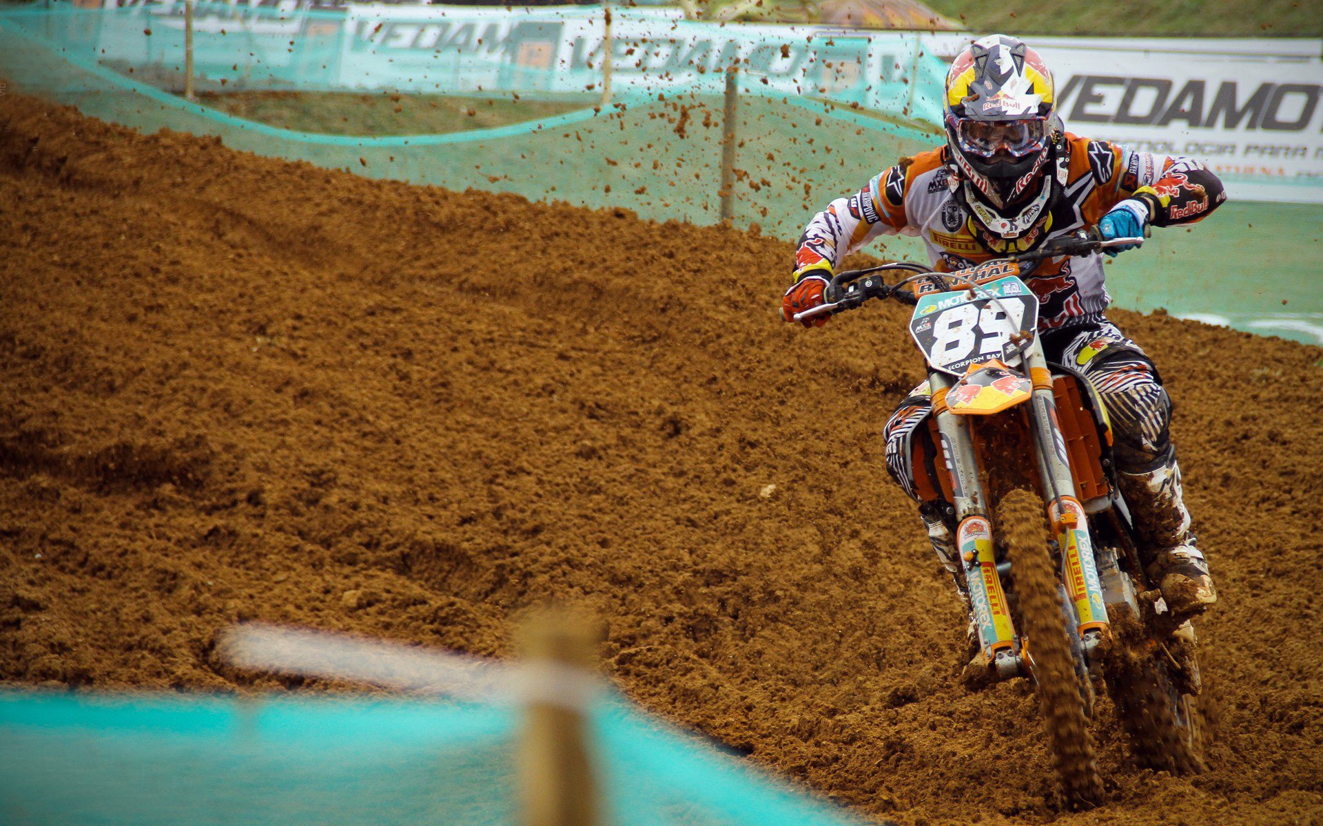 开云体育-红色浪潮与银色独角戏，当法拉利铁幕笼罩索伯，汉密尔顿如何上演高光突围