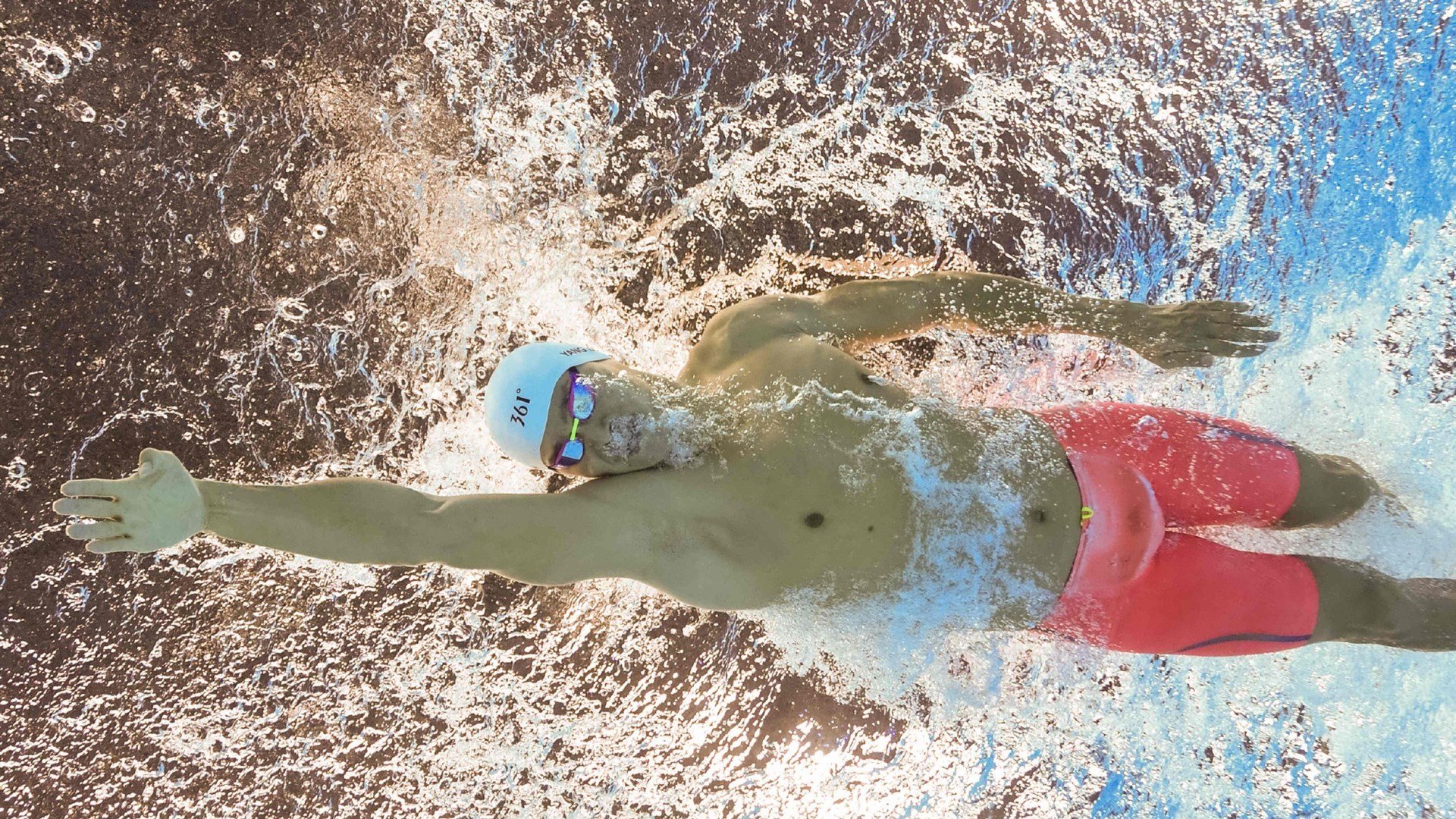 开云足球直播-新旧王者交替，迈凯伦绝地反击与周冠宇破纪录的赛事变奏曲